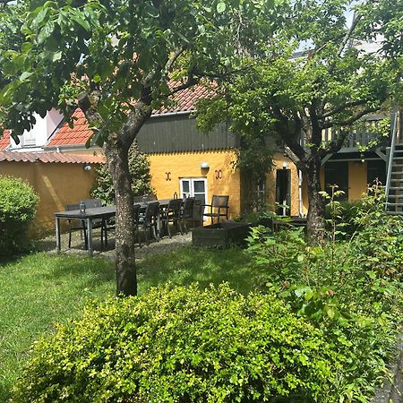 Apartamento Vidunderligt Hus M/Egen Gardhave - Midt I Centrum Aalborg Exterior foto