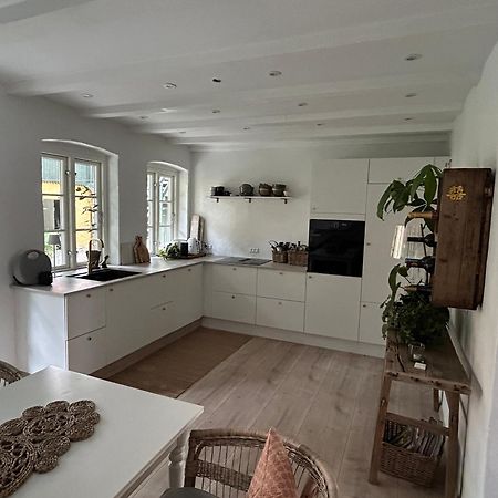 Apartamento Vidunderligt Hus M/Egen Gardhave - Midt I Centrum Aalborg Exterior foto